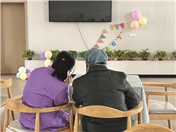當(dāng)你老到忘了世界，我該拿什么來(lái)愛(ài)你